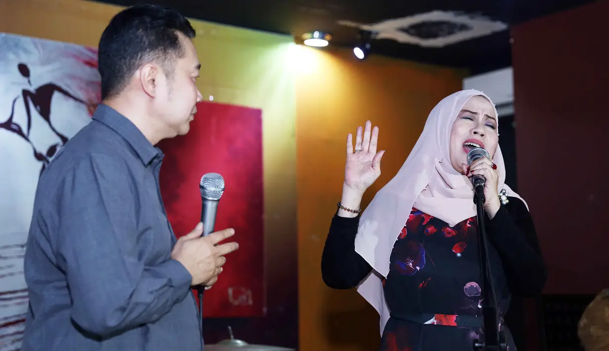 "Musiknya fresh bisa dinikmati anak muda dan orang tua. Tidak melulu lagu untuk orang seumuran kita," tandas Dewi. (Nurwahyunan/Bintang.com)