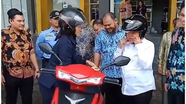 6 Potret Tri Rismaharini Naik Motor Listrik, Kendaraan Dinas Baru