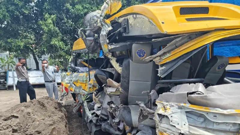 Kecelakaan maut tewaskan empat orang di Kediri. (Dian Kurniawan/Liputan6.com)