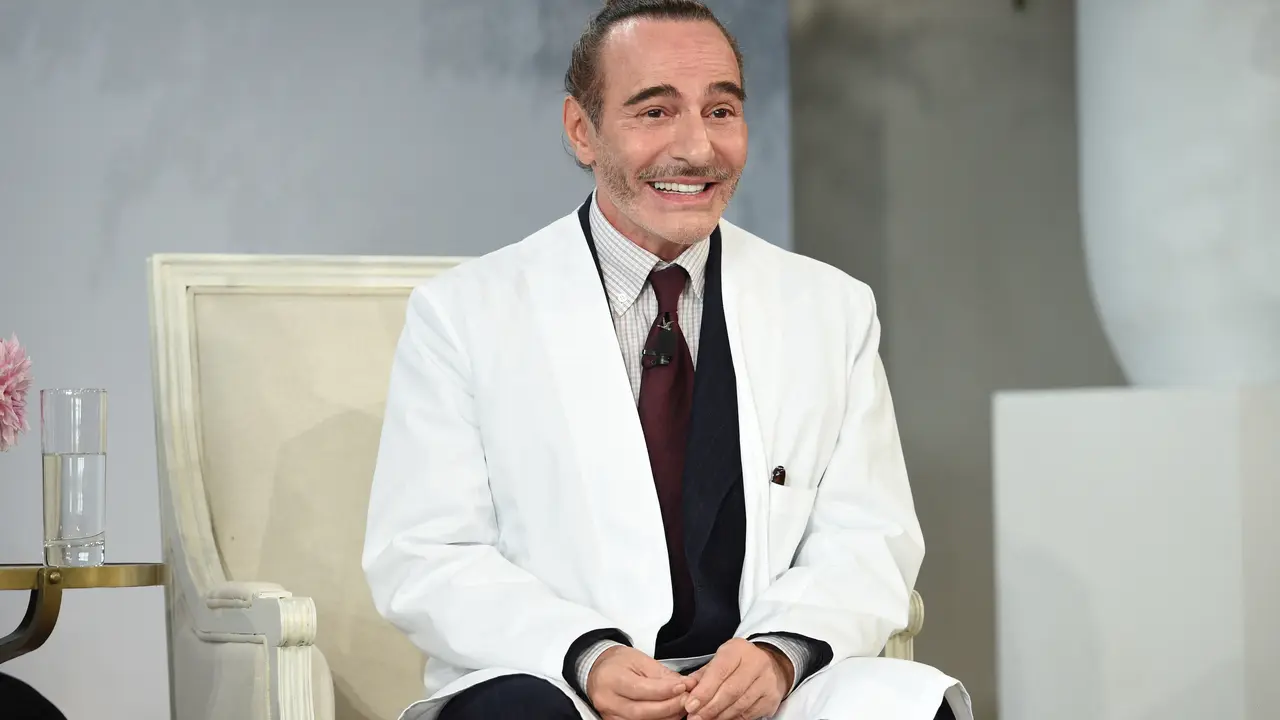 Perancang busana asal Inggris John Galliano menghadiri Konferensi Forces of Fashion Vogue di Milk Studios di New York City, pada 12 Oktober 2017.