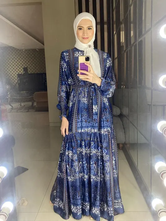 Istri Adi Nugroho ini menceritakan kebiasaan baru yang dialaminya akibat dari pandemi ini. Lantaran kebanyakan di rumah, ternyata sekarang ini Donita kerap merasa mual saat berada di dalam kendaraan. (Instagram/donitahubiy)