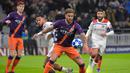 Pemain Man City, Kyle Walker menghadang pemain Lyon, Memphis Depay pada laga lanjutan liga champions yang berlangsung di stadion Parc Olympique Lyonnais, Prancis, Rabu (28/11). Lyon bermain imbang 1-1 kontra Manchester City. (AFP/Roman Lafabregue)
