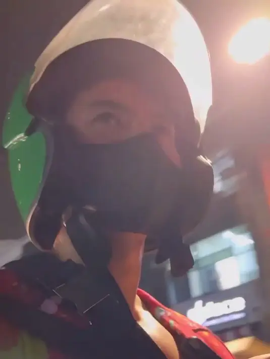 <p>Rafael juga masih eksis di dunia hiburan, ia kerap mengisi acara-acara off air. Saat akan manggung, Rafael memilih naik ojek online. (Foto: Instagram.com/rafaell_16/)</p>