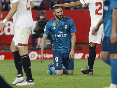 Pemain Real Madrid, Karim Benzema kecewa tak bisa mencetak gol ke gawang Sevilla pada laga La Liga Santander di Sanchez Pizjuan stadium, Seville, (9/5/2018). Madrid kalah 2-3 dari Sevilla.  (AP/Miguel Morenatti)