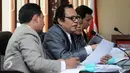 Tim kuasa hukum membacakan aduan saat menjalani sidang pengaduan pelanggaran kode etik penyelenggara pemilu dengan teradu Ketua KPU Husni Kamil Manik dan anggota KPU Sigit Pamungkas diDKPP, Jakarta, Rabu (8/6/2016). (Liputan6.com/Helmi Fithriansyah)