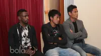 Pemain Madura United, Bayu Gatra (tengah) dan Greg Nwankolo (kiri) hadir saat peluncuran Jersey tim di Hotel Century, Jakarta, Rabu (25/1/2017). (Bola.com/Nicklas Hanoatubun)