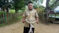 Kakek Iskandar, hari tertua dari Papua. Senang berjalan kaki dan naik sepeda untuk menjaga kebugarannya. (Liputan6.com/Katharina Janur/Iskandar)