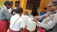 Kerja Nyata Bhabinkamtibmas Polda Papua Cegah Corona Covid-19