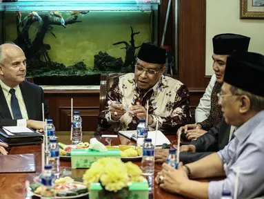 Duta Besar Amerika Serikat untuk Indonesia yang baru Joseph R Donovan (kiri) saat menemui Ketua PBNU Said Aqil Siradj di Gedung PBNU, Jakarta, Kamis (2/2). (Liputan6.com/Faizal Fanani)