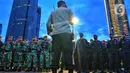 Personel gabungan TNI-Polri saat apel persiapan pengamanan perayaan malam Tahun Baru 2023 di Bundaran HI, Jakarta, Sabtu (31/12/2022). Petugas juga telah melakukan sterilisasi di kawasan Bundaran HI pada pukul 18.00 WIB dan ditutup secara permanen pada pukul 20.00 WIB. (Liputan6.com/Angga Yuniar)