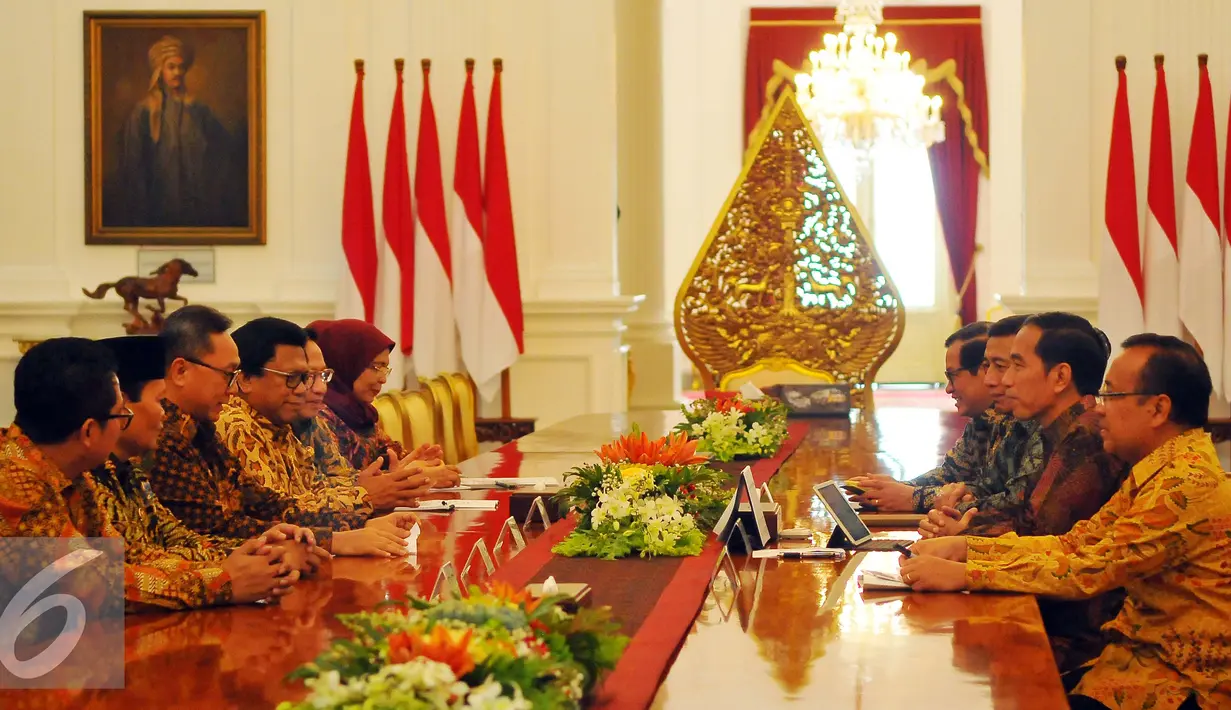 Presiden Jokowi berbincang dengan pimpinan MPR saat menggelar pertemuan di Istana, Jakarta, Selasa (24/1). Masih belum diketahui bahasan dalam rapat konsultasi tersebut. (Liputan6.com/Angga Yuniar)