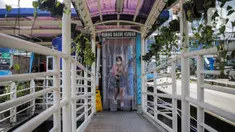 Calon penumpang memasuki bilik disinfektan di Halte Transjakarta Harmoni, Jakarta, Selasa (7/4/2020). Pemasangan bilik disinfektan tersebut sebagai upaya pencegahan penyebaran virus Corona COVID-19 di lingkungan Halte Transjakarta. (Liputan6.com/Faizal Fanani)