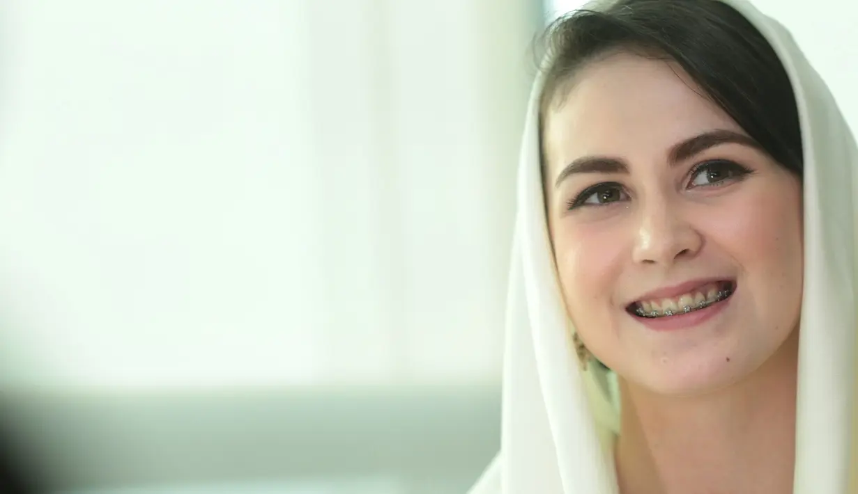 Bulan Februari ini, Arumi dua tahun tak lagi menghiasi layar kaca. Ibu dua anak itu sibuk mendampingi sang suami sebagai pejabat negara. Lantas seperti apa pengalamannya sebagai istri pejabat daerah. (Adrian Putra/Bintang.com)