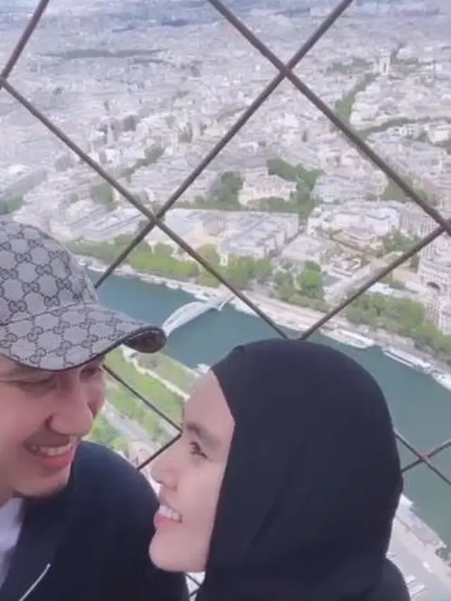 6 Potret Babymoon Kartika Putri dan Habib Usman bin Yahya di Paris, Tampil Mesra