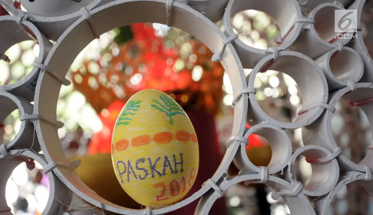 Salah satu hiasan pada salah satu telur paskah yang ada pada dekorasi telur paskah raksasa di Gereja Katedral, Jakarta, Minggu (4/1). Hiasan pada telur telur paskah tersebut mewarnai perayaan Paskah di Gereja Katedral. (Liputan6.com/Helmi Fithriansyah)