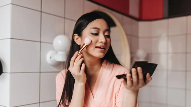 Keunggulan cushion yang mampu melapisi wajah tanpa rasa menggumpal