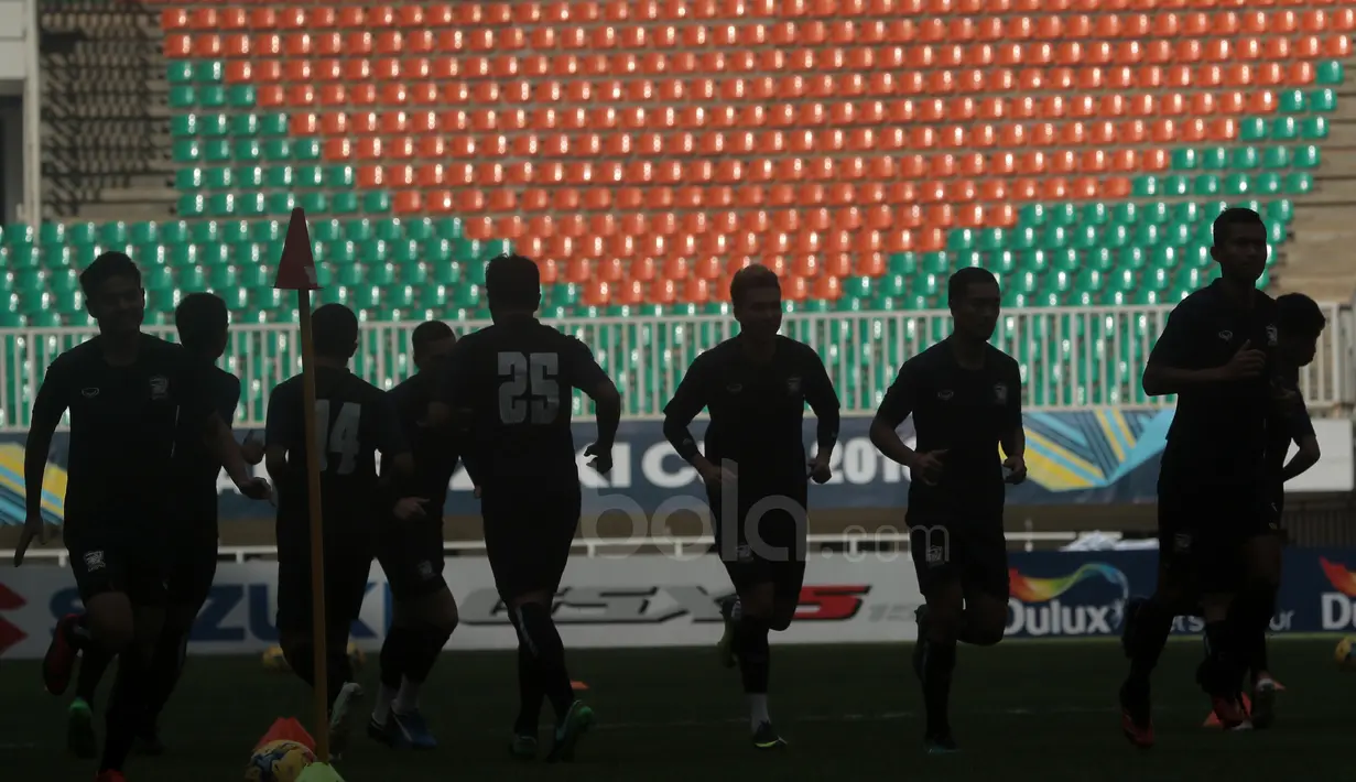 Para pemain Thailand menjalani latihan uji coba lapangan jelang leg pertama Final Piala AFF 2016  di Stadion Pakansari, Bogor (13/12/2016).  (Bola.com/Nicklas Hanoatubun)