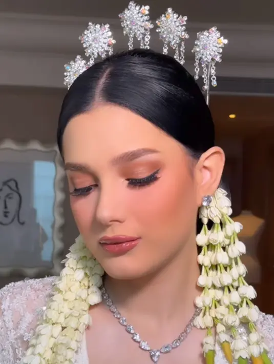 Dua hari setelah foto pakai baju pengantin diunggah, tidak ada kabar lanjutan mengenai pernikahan Yasmine Ow telah digelar. Tak diketahui juga apakah pernikahannya digelar secara diam-diam hingga tak terekspose media. Setelah sidang 11 Juni lalu, Yasmine dan Adi diketahui sidang lanjutan pada 25 Juni 2024, tetapi kedunya kompak tidak menghadiri sidang tersebut. (Liputan6.com/IG/@bennusorumba)