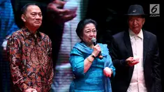 Presiden Ke-5 Megawati Soekarno Putri (tengah) bersama Founder Ciputra Group, Ir. Ciputra (kanan) dan Gubernur BI Agus Martowardojo saat menghadiri peluncuran buku di Jakarta, Rabu (29/11). (Liputan6.com/JohanTallo)