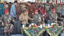 Wapres Jusuf Kalla berbincang dengan Panglima TNI Jenderal TNI Moeldoko saat acara syukuran HUT ke-63 Kopassus di Cijantung, Jakarta, Rabu (29/4/2015). (Liputan6.com/Herman Zakharia)