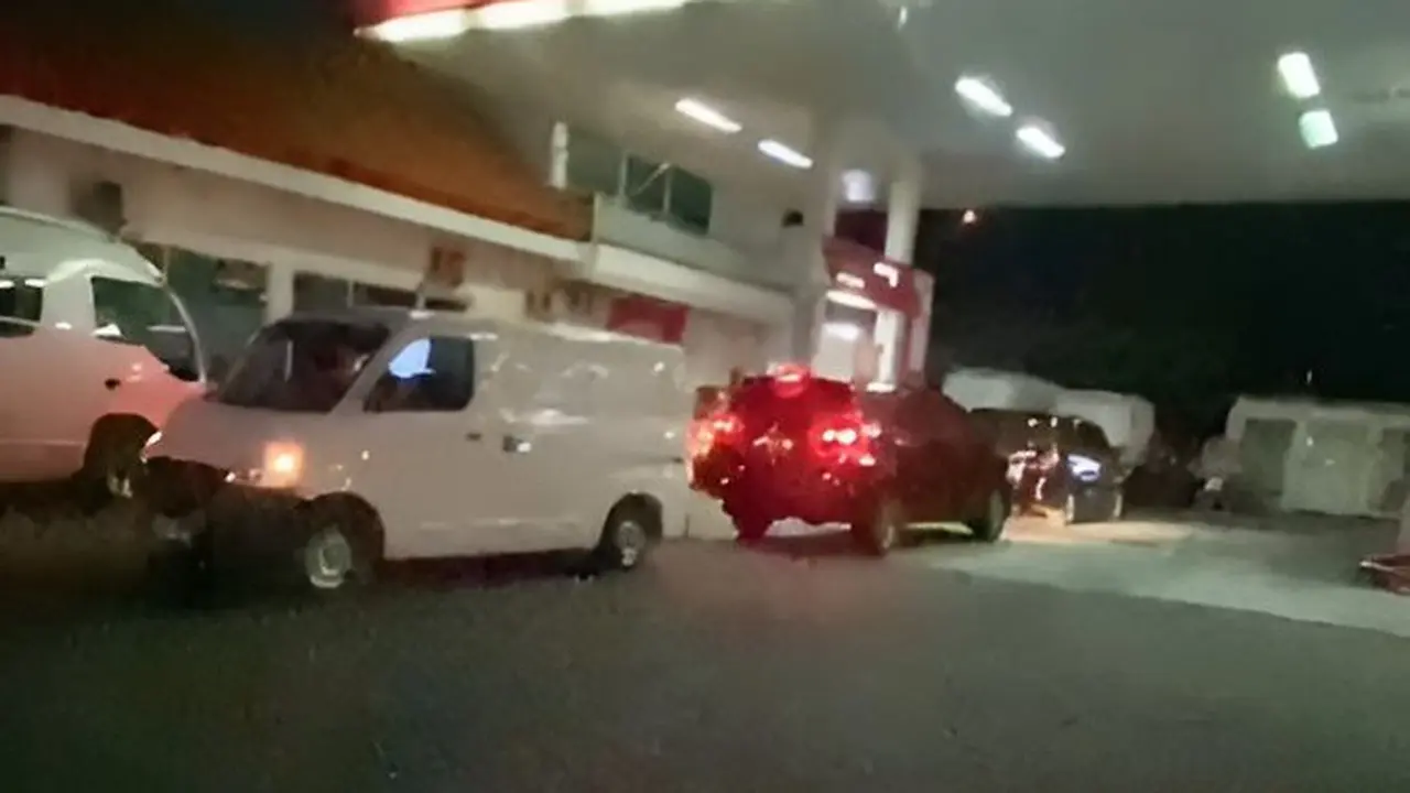 Bikin Orang Bingung, Mobil Ini Antre Mundur di SPBU