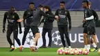 Bus yang mengangkut para pemain Real Madrid mengalami kecelakaan, Senin (12/2/2024) dalam perjalanan menuju Leipzig untuk melakoni laga leg pertama babak 16 besar Liga Champions 2023/2024 yang akan berlangsung pada Rabu (14/2/2024) dini hari WIB. Beruntung tak ada korban jiwa dalam kecelakaan yang melibatkan sebuah mobil toyota putih dengan bus yang membawa skuad Real Madrid seperti Federico Valverde, Vinicius Junior serta beberapa staf kepelatihan termasuk pelatih Carlo Ancelotti. Skuad Real Madrid pun langsung menjalani sesi latihan setelah tiba dengan selamat di kota Leipzig. Seperti apa penampakannya? (AFP/Odd Andersen)