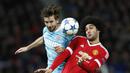  Pemain Manchester United, Marouane Fellaini berduel dengan pemain PSV Eindhoven Davy Propper pada  lanjutan liga Champions grup B antara Manchester United dan PSV Eindhoven di Stadion Old Trafford, Manchester, Kamis (26/11/2015). (Reuters/Carl Recine)