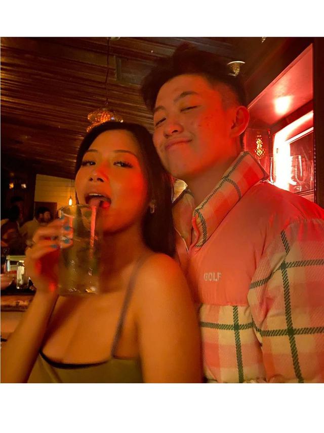 Beri Kejutan Manis, Ini 6 Potret Mesra Rich Brian dan Kekasih yang Jarang Tersorot