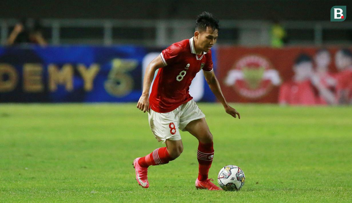 Witan Sulaeman. Sayap kanan yang bermain bersama AS Trencin di kasta pertama Liga Slovakia ini menjadi pemain termuda keempat dalam skuad Timnas Indonesia di Piala AFF 2022. Saat ini ia baru berusia 21 tahun 2 bulan. Bersama timnas senior ia telah mengoleksi 20 caps dengan torehan 6 gol dan 7 assist sejak melakukan debut pada 29 Mei 2021. Piala AFF 2022 menjadi Piala AFF kedua bagi Witan Sulaeman setelah sebelumnya bermain pada Piala AFF 2020. (Bola.com/M Iqbal Ichsan)