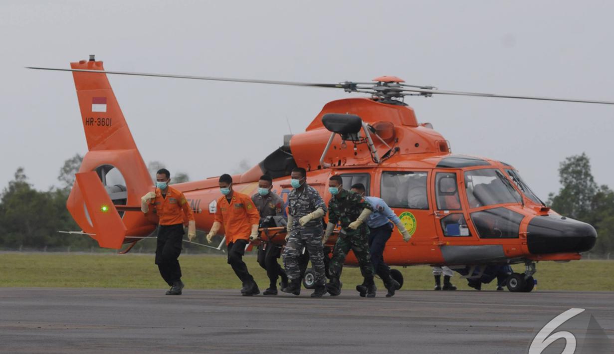 Helikopter Basarnas tiba dari KRI Banda Aceh dengan membawah jenazah penumpang AirAsia QZ8501 di Lanud Iskandar, Kalteng, Rabu (7/1/2015). Pelaksanaaan operasi memasuki hari ke-11 sudah mengevakuasi sebanyak 41 jenazah.(Liputan6.com/Andrian M Tunay)