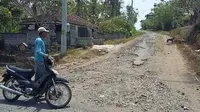 Jalan Warnasari Kaja, Desa Warnasari, Kecamatan Melaya, Kabupaten Jembrana, Bali, rusak parah. (Liputan6.com/Dewi Divianta)