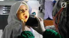 Paramedis Puskesmas Cinere memeriksa kesehatan gigi murid kelas III di SDI Al Hidayah, Cinere, depok, Senin (12/9/20222). Selain pemeriksaan gigi, telinga, dan kuku yang dilakukan periodik 6 bulan sekali  juga dilakukan penyuluhan kesehatan dan pemberian obat cacing kepada anak-anak. (merdeka.com/Arie Basuki)