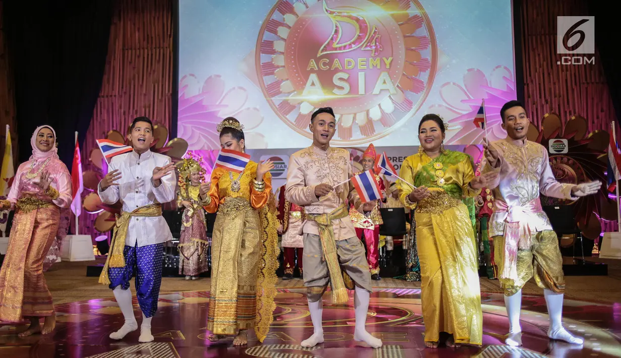 Peserta Dangdut Academy Asia 4 asal Thailand beryanyi saat press conference di Jakarta, Kamis (18/10). Indonesia serta Brunei Darussalam, Malaysia, Singapura, Thailand, dan Timor Laste akan bersaing di Dangdut Academy Asia 4. (Liputan6.com/Faizal Fanani)