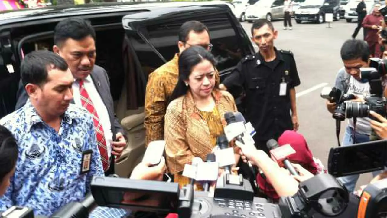 Puan Maharani Sertijab dengan Agung Laksono Didampingi Suami