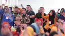 Presiden Joko Widodo atau Jokowi saat menyalurkan bantuan sosial Program Keluarga Harapan (PKH) dan Bantuan Pangan Non Tunai (BPNT) kepada seribu warga Depok, Jawa Barat, Selasa (12/2). (Liputan6.com/Herman Zakharia)
