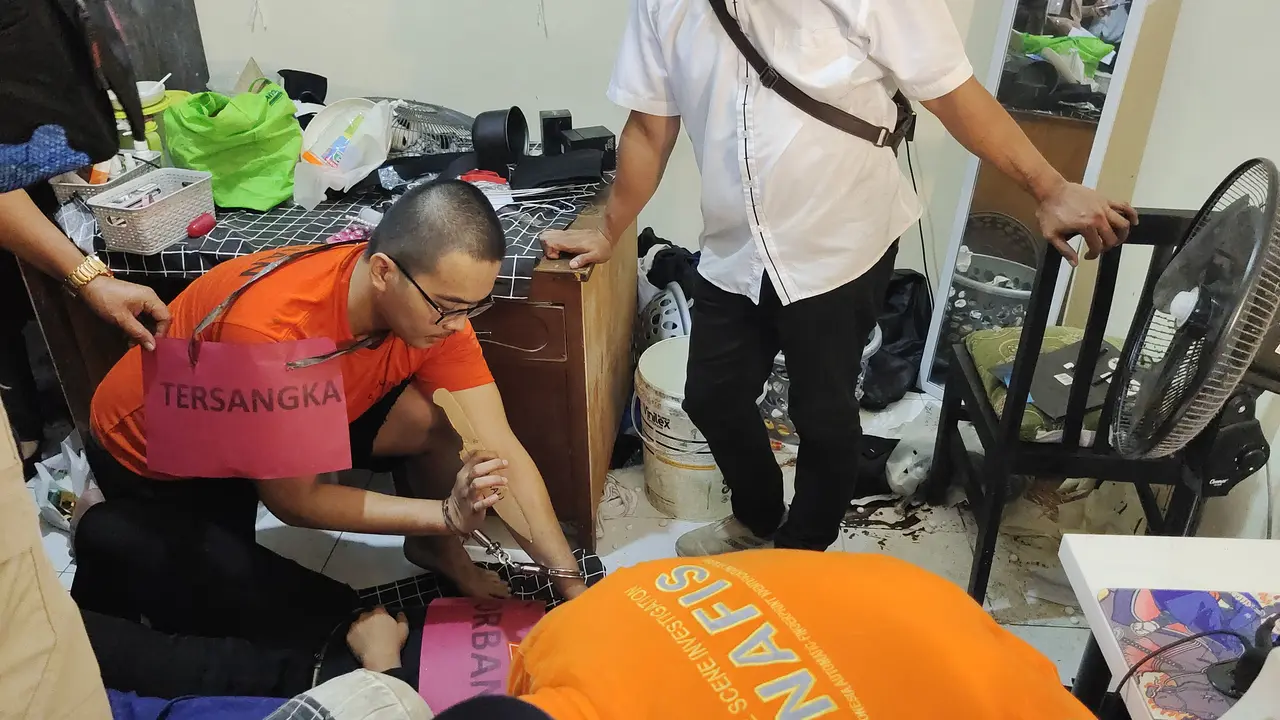 Altafasalya Ardnika Basya alias AAB (23) mahasiswa UI yang membunuh juniornya memperagakan 50 adegan pembunuhan terhadap korban Muhammad Naufal Zidan alias MNZ (19),
