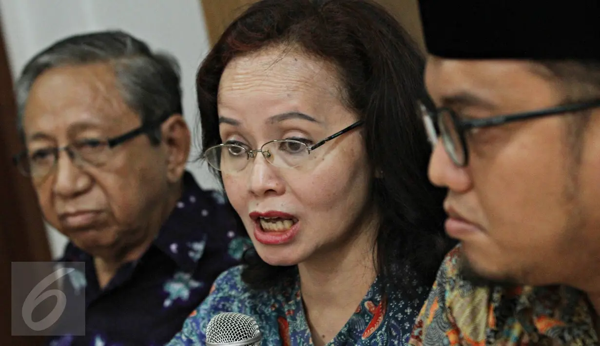 (Ki-ka) Dosen UI Bambang Widodo Umar, Pansel KPK Betty Alisjahbana, dan Ketua Umum PP Pemuda Muhammadiyah Dahnil Anzar saat preskon terkait Revisi UU KPK di Kantor ICW, Jakarta Selatan, Minggu (11/10/2015). (Liputan6.com/ Immanuel Antonius)