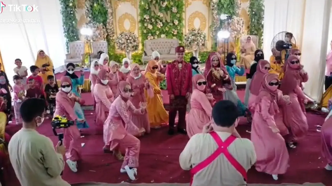 Viral Flashmob Joget Tiktok di Acara Pernikahan, Kocak Curi Perhatian