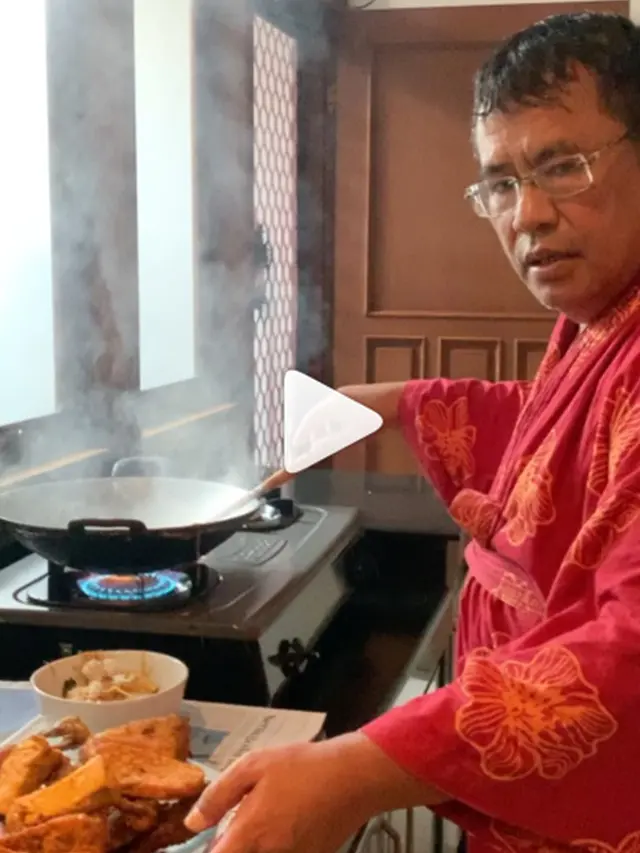 5 Potret Hotman Paris Isolasi di Rumah, Sibuk Masak Sendiri