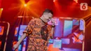 Salah satu vokalis grup musik Kahitna, Hedi Yunus tampil dalam pada hari ketiga BNI Java Jazz Festival 2022 di Jakarta International Expo, Kemayoran, Jakarta Pusat, Minggu (29/5/2022). Kahitna membawakan sejumlah tembang hits miliknya seperti, Anda Dia Tahu dan Cantik. (Liputan6.com/Faizal Fanani)