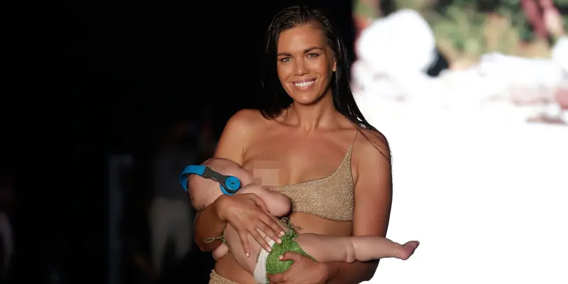 Model Menyusui Bayinya Sambil Berjalan di Catwalk