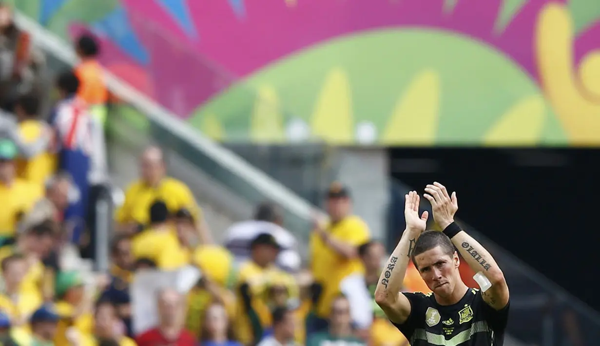 Selebrasi pemain depan Spanyol, Fernando Torres, usai menjebol gawang Australia di laga penyisihan Piala Dunia 2014 Grup B di Stadion Baixada, Curitiba, Brasil, (23/6/2014). (REUTERS/Darren Staples)