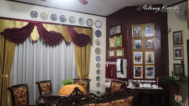 8 Potret Rumah Mpok Atiek yang Sederhana, Dipenuhi Foto Masa Muda