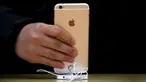 Pelanggan memegang iPhone 6s saat peluncuran resmi di toko Apple, Sydney, Australia, (25/9/2015). Penjualan perdana iPhone 6s dan 6s Plus sendiri akan digelar di berbagai negara dengan periode pre-order mulai 12 September 2015. REUTERS/David Gray)