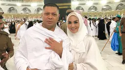 Cantiknya Krisdayanti Berhijab Saat Umrah di Bulan Ramadan