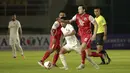 Namun, emosi Klok tidak terpancing. Dia tetap mampu menjadi jenderal lapangan tengah Persija. Pemain naturalisasi kelahiran Belanda itu juga menjadi satu dari empat pemain tim ibu kota yang mencetak gol di adu penalti. (Foto: Bola.com/Ikhwan Yanuar)
