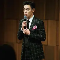 Namun tersiar kabar, ibunda T.O.P yang melihat anaknya terbaring di rumah sakit geram dengan pemberitaan media. Ia tak terima sang anak dikabarkan hanya tertidur lelap, pasalnya saat ini kondisi T.O.P mengkhawatirkan. (Instagram/choi_seung_hyun_tttop)