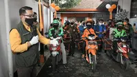 Gubernur Jawa Barat Ridwan Kamil bersama Bupati Sumedang Dony Ahmad Munir melepas pengemudi ojek online dan petugas pos yang mengirimkan paket sembako Pemda Provinsi Jabar bagi warga terdampak Covid-19. (Humas Jabar)