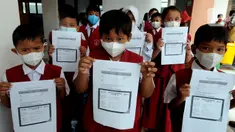 Para siswa menunjukkan Kartu Vaksinasi COVID-19 usai mengikuti vaksinasi di SDN 02 Ciater, Tangerang Selatan, Selasa (14/12/2021). Mulai Hari ini, 11 provinsi di Indonesia secara serentak melaksanakan vaksinasi COVID-19 dengan sasaran anak berusia 6 hingga 11 tahun. (merdeka.com/Arie Basuki)