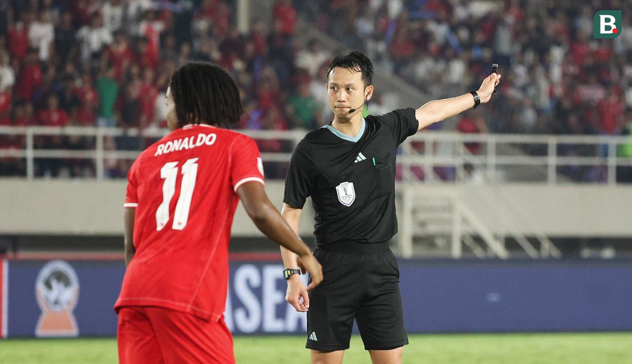 Sebelumnya, Takasaki memimpin pertandingan internasional pada level junior. Dia pernah terlibat dalam laga Piala AFF U-16 2024 yang digelar di Indonesia. Dia memimpin laga final antara Thailand dan Australia di Stadion Manahan. (Bola.com/Abdul Aziz)